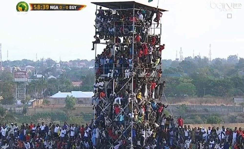 Aficionados nigerianos se agolpan para poder presenciar el partido ante Egipto, atentando contra el sentido común y las medidas más básicas de seguridad. beIN
