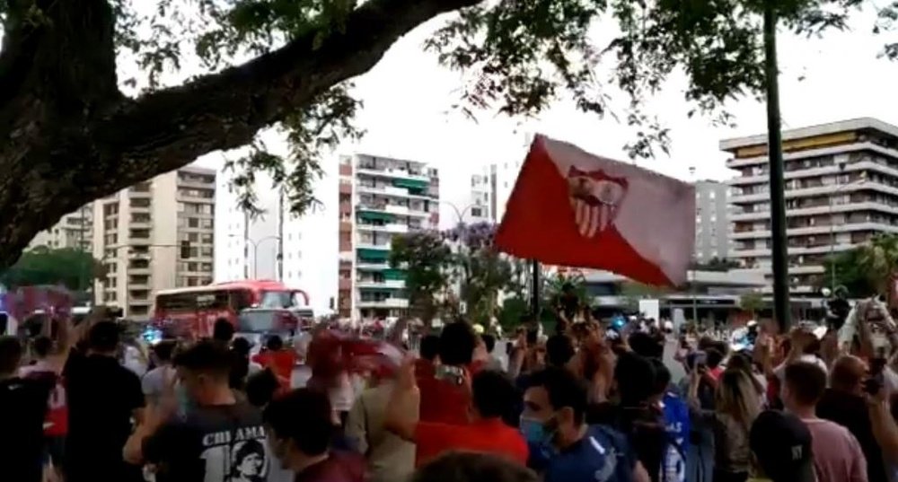 Several Sevilla fans disobeyed the authorities. Captura/Desmarque