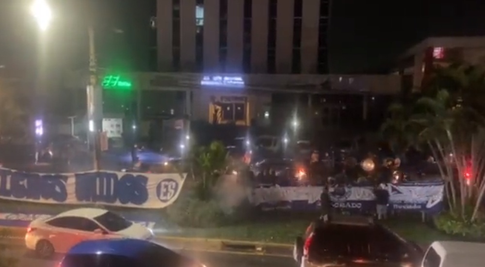 La afición salvadoreña cantó serenatas ante el hotel de la Selección Mexicana. Twitter/GibranAraige