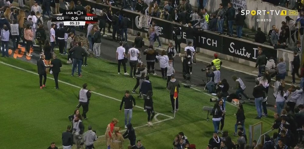 Hubo altercados en las gradas durante el Vitoria Guimaraes-Benfica. SporTV