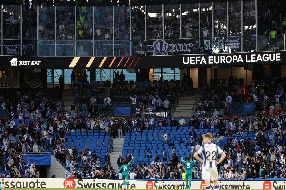 The referee had to stop the match for a few minutes. EFE