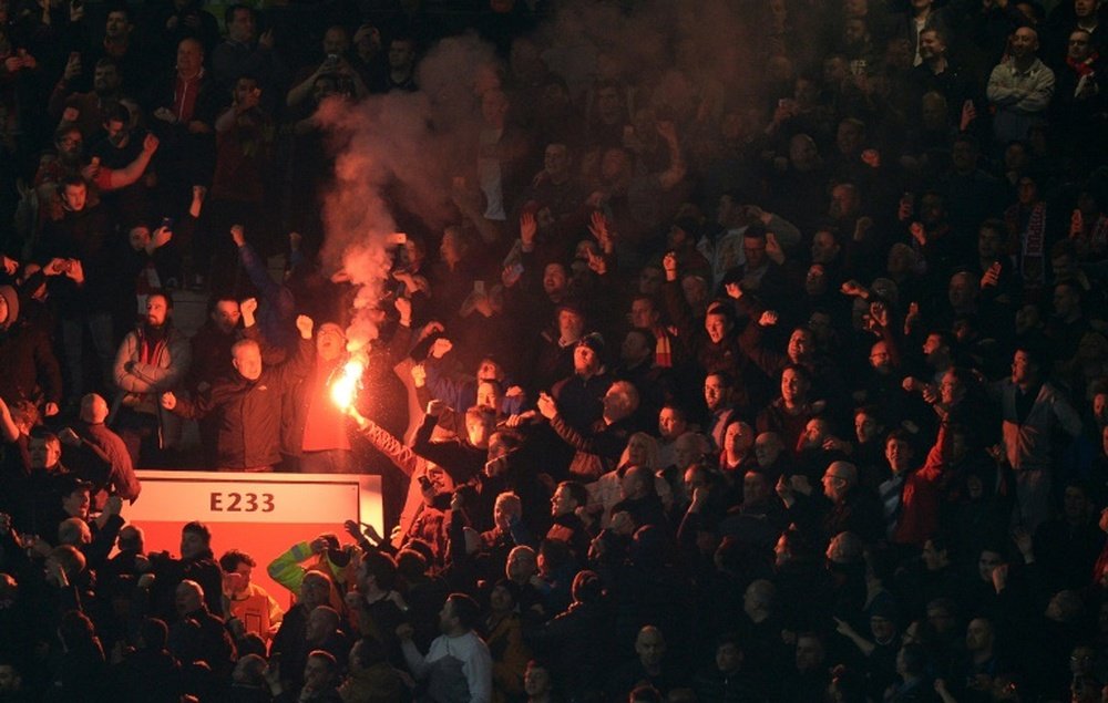 Los aficionados del Liverpool introdujeron bengalas en Anfield. AFP