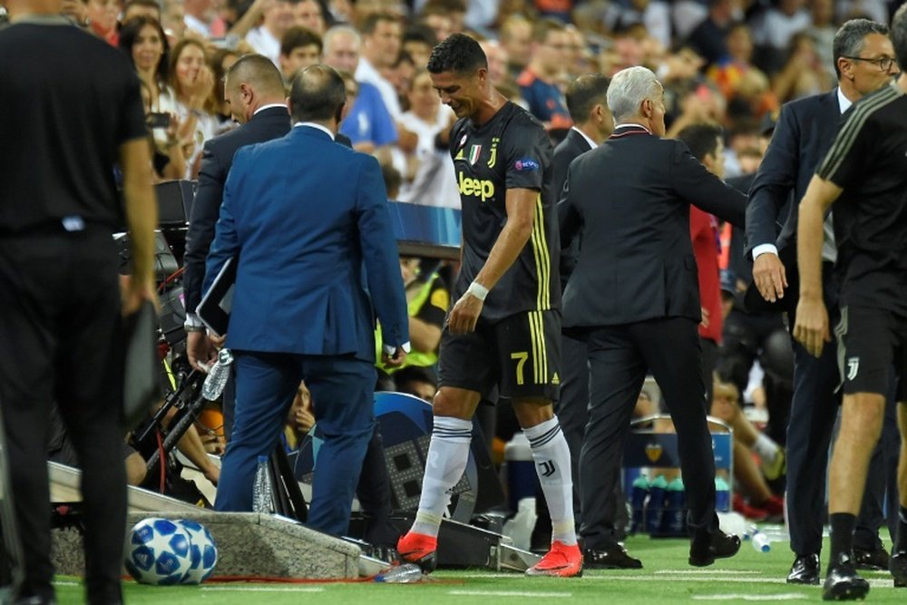 Cristiano acabó expulsado en Mestalla. AFP