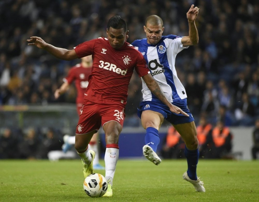 Gerrard da la bendición a Morelos. AFP