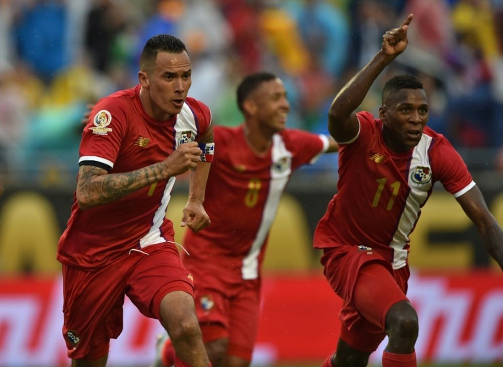 Panamas Blas Perez Ortega (L) celebrates with teammates after scoring against Bolivia during their Copa America Centenario match in Orlando, Florida, on June 6, 2016