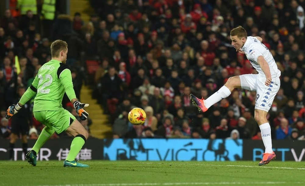 Leeds Uniteds striker Chris Wood (R) shoots to score past Liverpools goalkeeper Simon Mignolet but is ruled off-side during the English Football League Cup quarter-final football match November 29, 2016