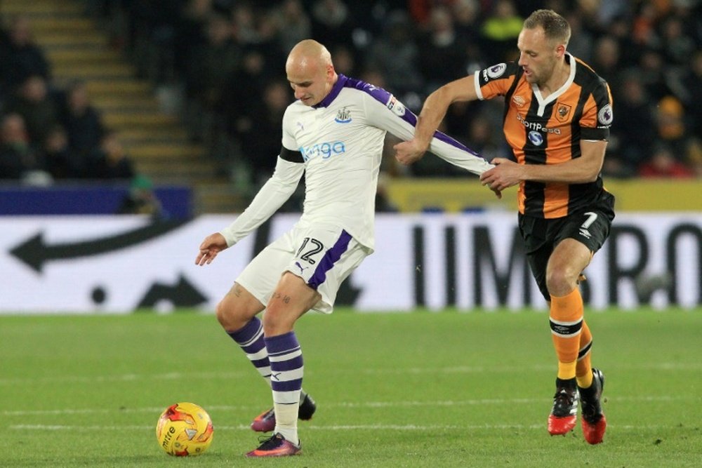 Shelvey se fracturó una mano por separar a dos compañeros de equipo. AFP