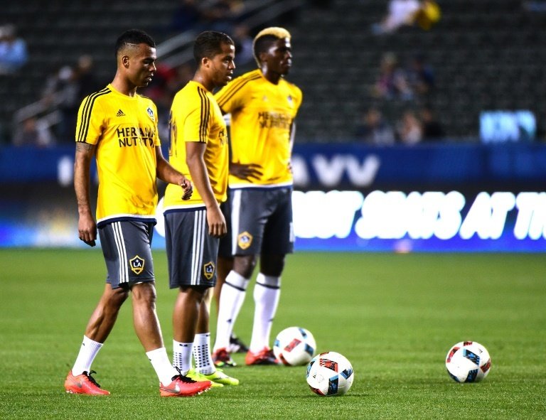 Los Angeles Galaxys Ashley Cole, Giovani Dos Santos and Gyasi Zardes warm up. BeSoccer