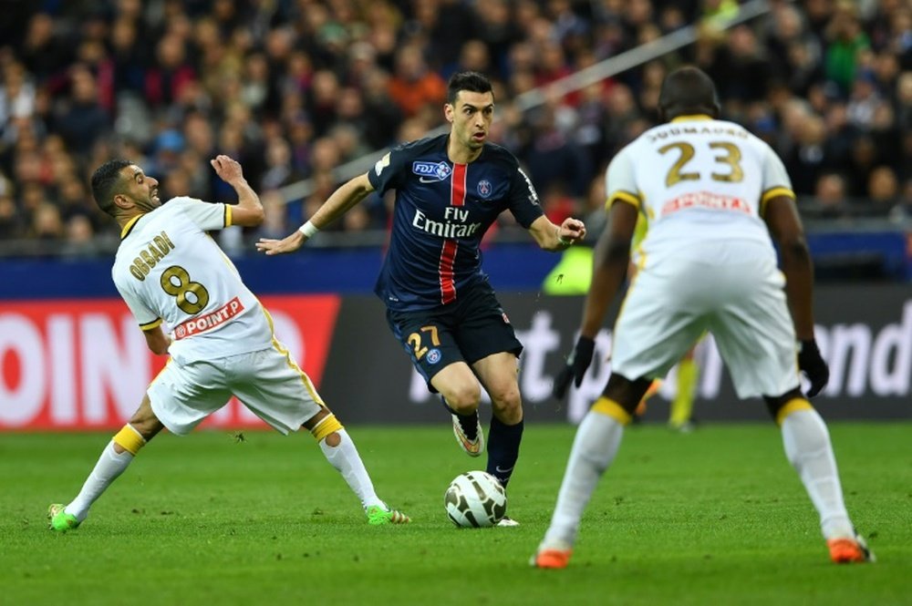 Paris Saint-Germains Argentinian midfielder Javier Pastore (C) vies with Lilles Moroccan midfielder Mounir Obbadi (L) and Lilles French defender Adama Soumaoro (R) during a French League Cup final football match on April 23, 2016