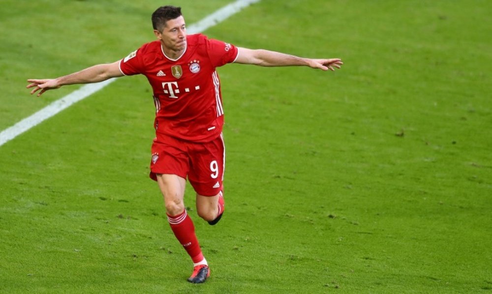 Robert Lewandowski acaba contrato con el Bayern en verano de 2023. AFP