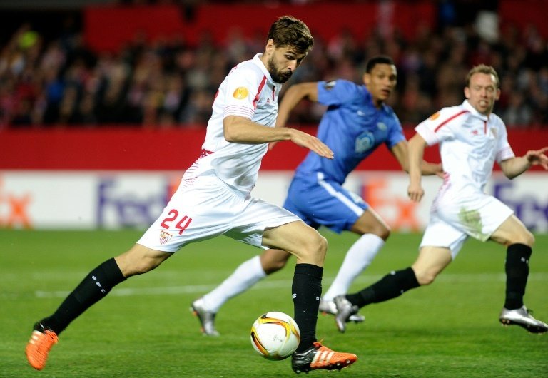 Spanish forward Fernando Llorente (L), pictured on February 18, 2016, signed a two-year contract with English Premier League side Swansea City after passing his medical