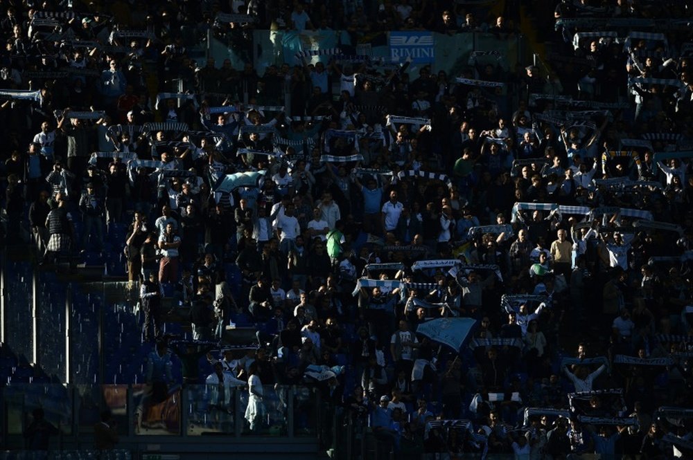 La hinchada de la Lazio ha vuelto a hacer de las suyas por Europa. AFP