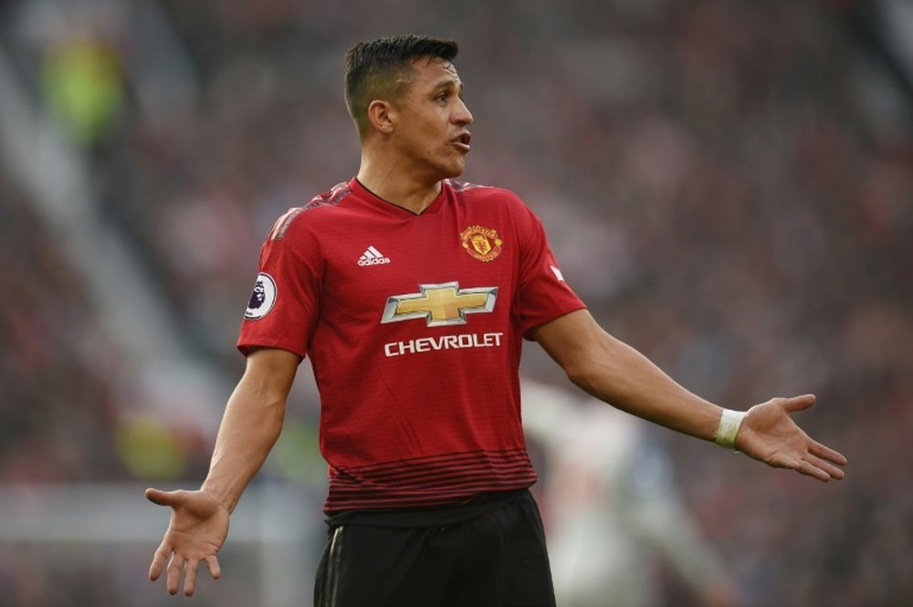 El Manchester United podría pagar las pocas ganas de cambiar de aires de Alexis Sánchez. AFP