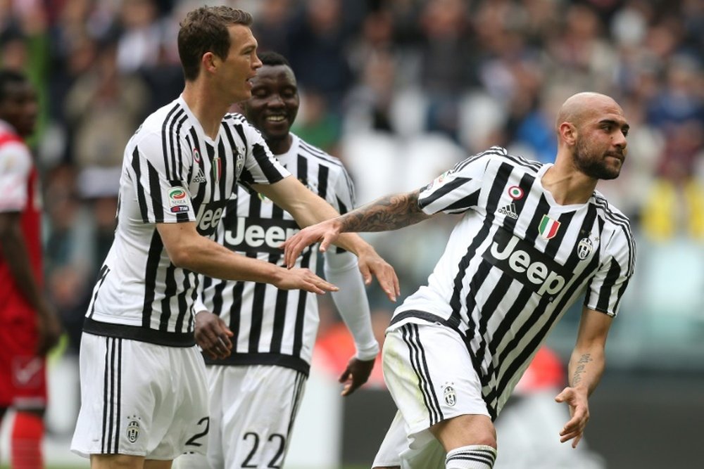 Juventus forward Simone Zaza (R) celebrates with Swiss defender Stephan Lichtsteiner. BeSoccer