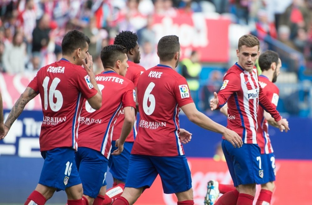 Atletico Madrids French forward Antoine Griezmann celebrates with teammates. BeSoccer