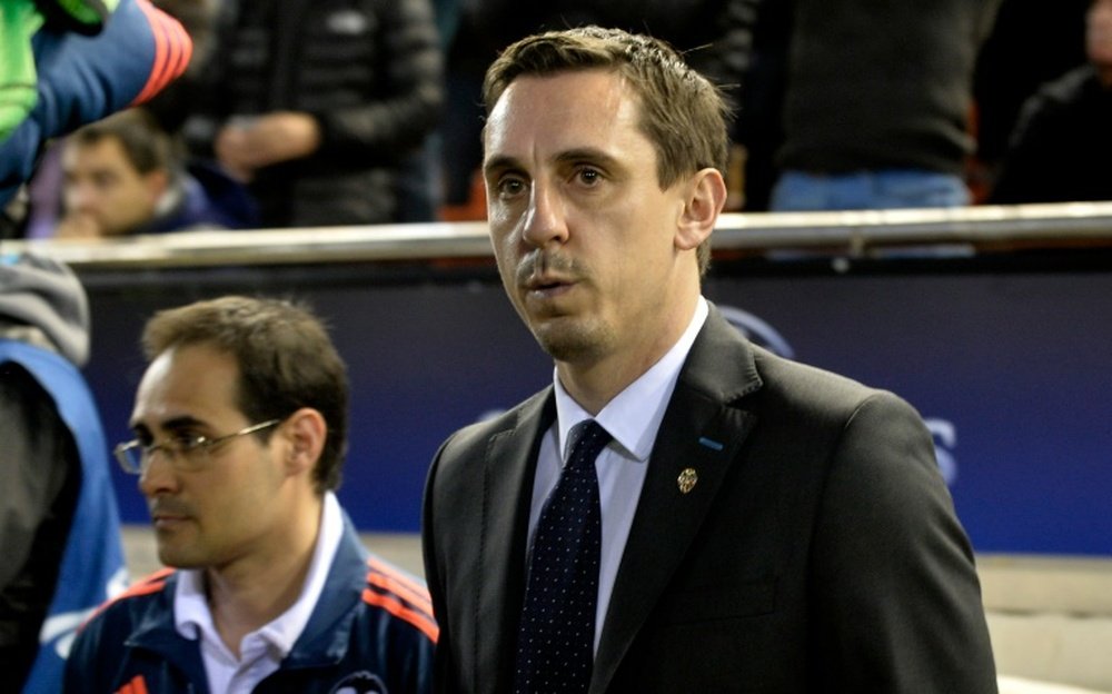 Gary Neville, en el banquillo del Valencia, en su primer encuentro como nuevo entrenador. AFP