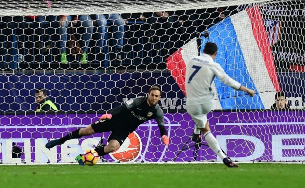 Cristiano Ronaldo inscrit un penalty contre l'Atletico Madrid en Liga. AFP