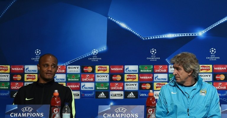 Manchester Citys Belgian defender Vincent Kompany (L) and Manchester Citys Chilean manager Manuel Pellegrini (R) attend a press conference in Manchester, northwest England on April 25, 2016