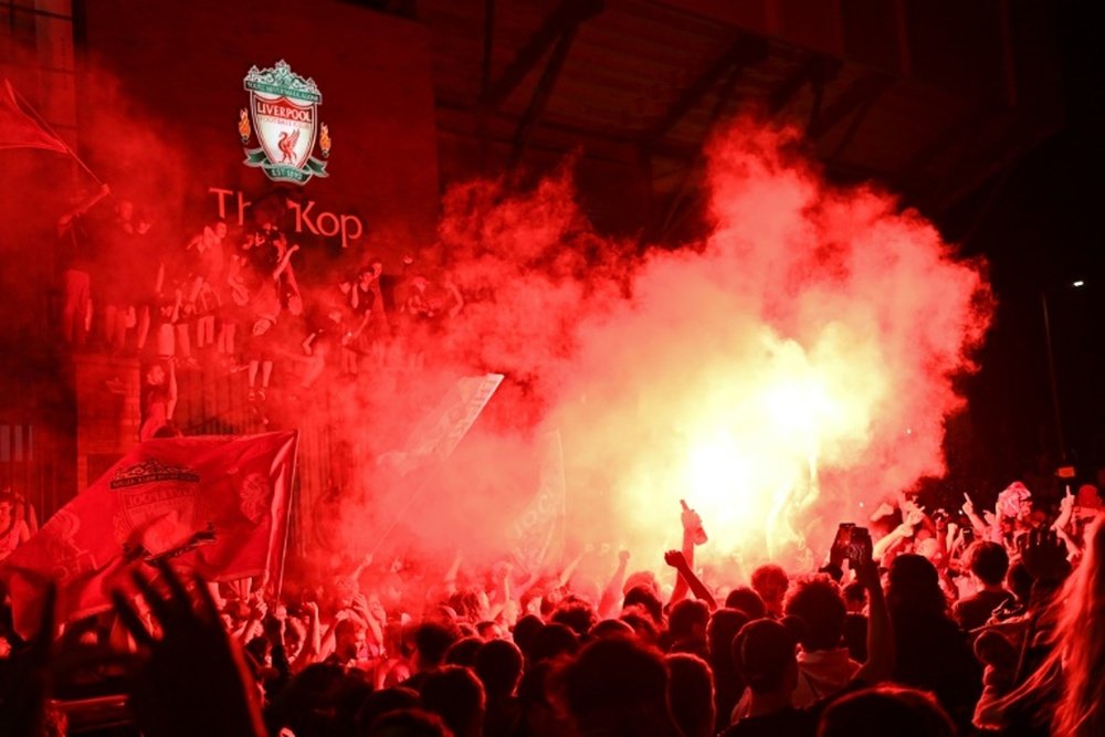 Un aficionado del United se jugó 61.000 euros de herencia al título del Liverpool. AFP