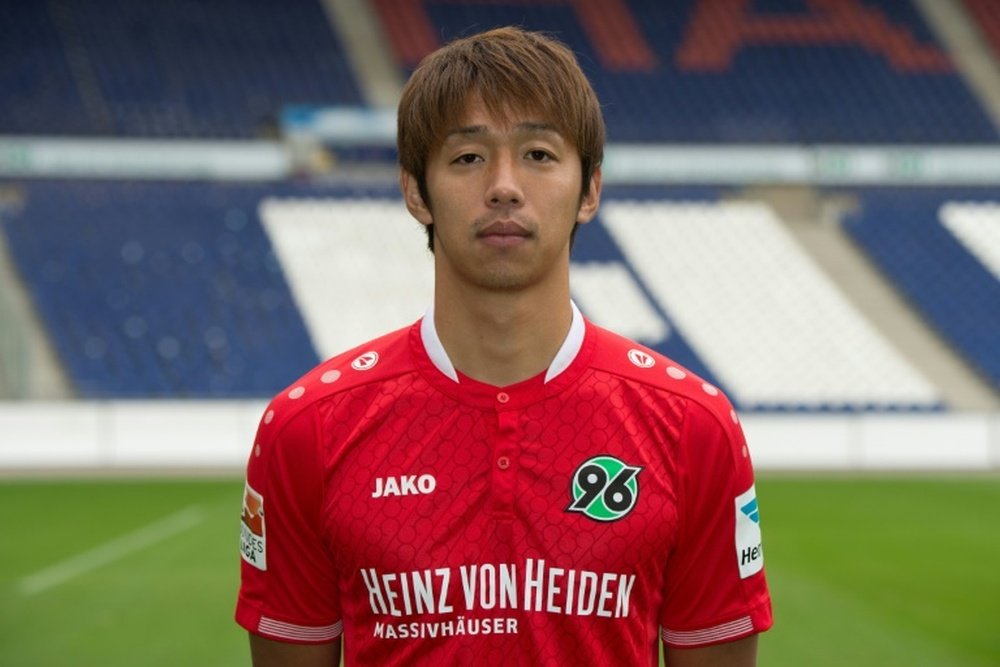 Hanovers Japanese midfielder Hiroshi Kiyotake poses during a new photocall of German first division Bundesliga football team Hannover 96 on September 17, 2015. AFP PHOTO / DPA / JULIAN STRATENSCHULTE +++ GERMANY OUT