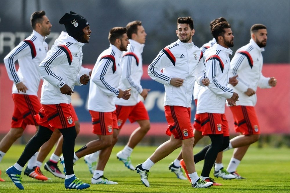 Benficas players run during a training session on April 12, 2016