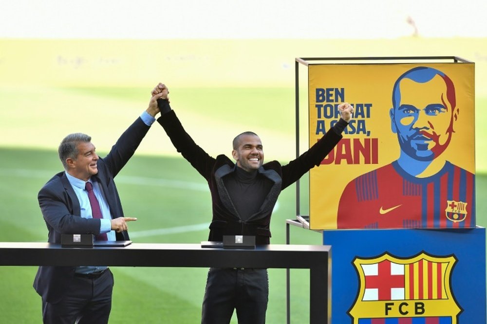 Dani Alves quiso animar a los aficionados del Barcelona. AFP