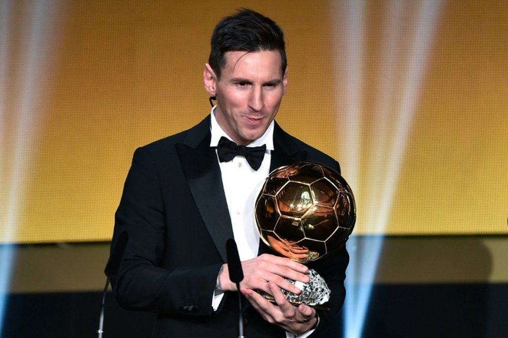 El jugador argentino Messi, con su quinto Balón de Oro, en la ceremonia de entrega del trofeo. AFP