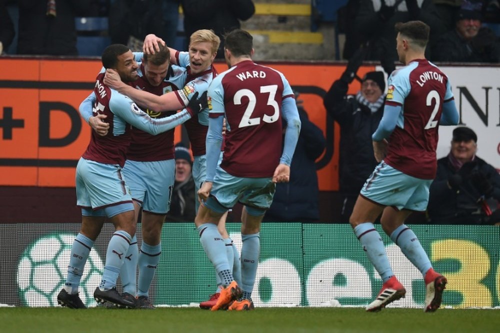 Os homens do Burnley celebram o gol de Chris Wood. AFP