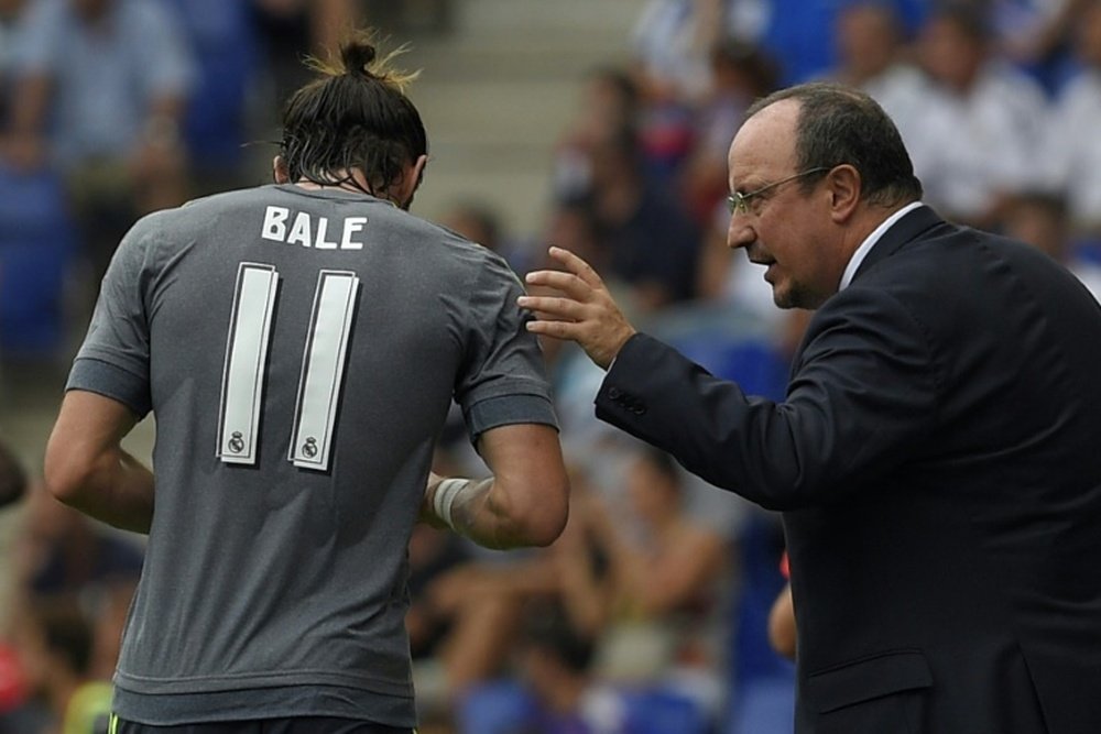 Real Madrids coach Rafael Benitez (R) gives instructions to Real Madrids Welsh midfielder Gareth Bale during the Spanish league football match RCD Espanyol vs Real Madrid CF in Cornella de Llobregat on September 12, 2015