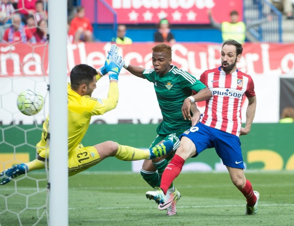 El Atlético y el Betis comparten un objetivo en el Liverpool. AFP