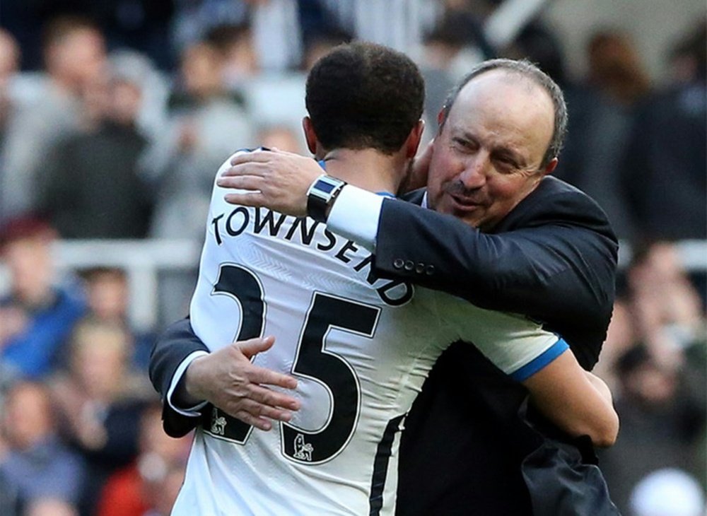 Newcastle United manager Rafa Benitez embraces Andros Townsend after the final whistle. BeSoccer