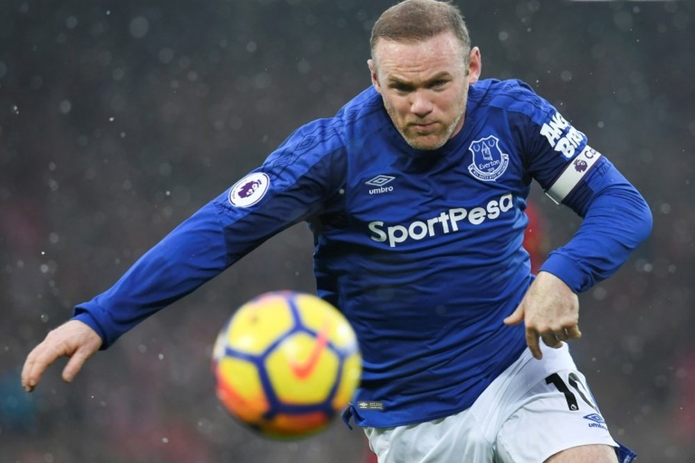 Rooney regresó al Everton tras dos partidos, pero empezó desde el banquillo. AFP