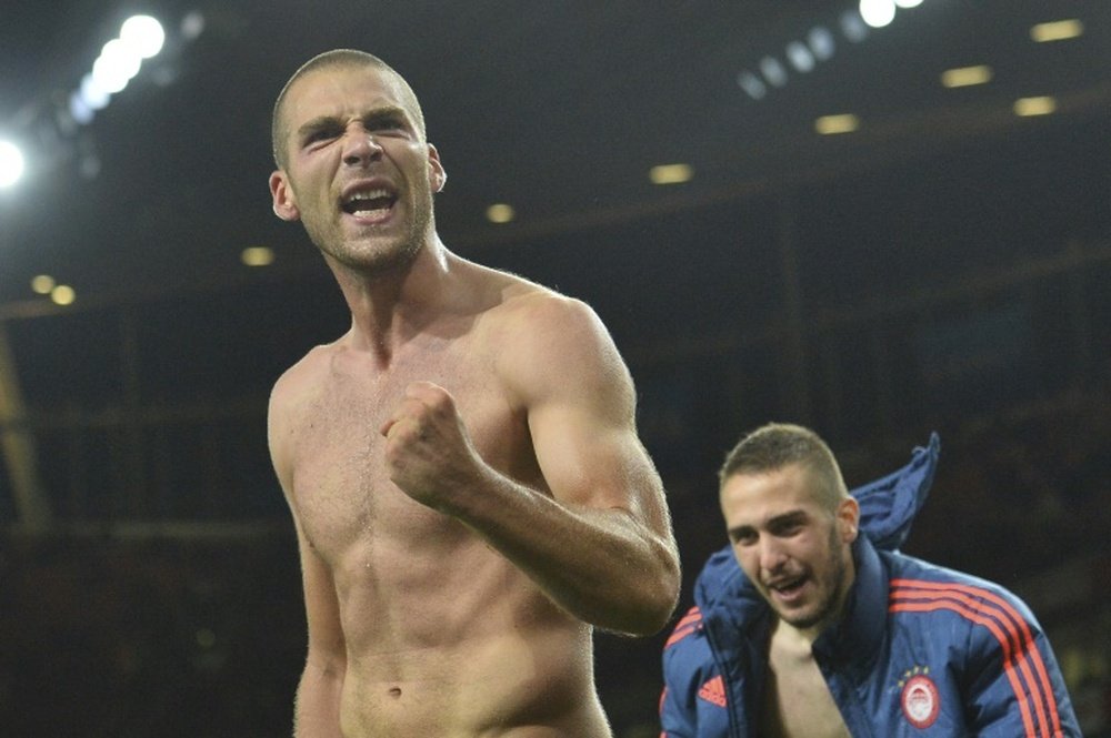 Olympiakos midfielder Pajtim Kasami (L) celebrates their 3-2 victory over Arsenal at the end of their Champions League Group F match at The Emirates Stadium on September 29, 2015