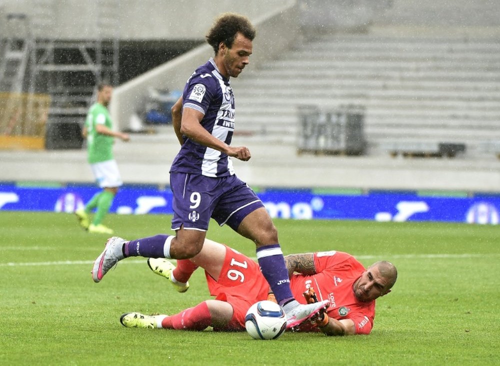 Toulouses forward Martin Braithwaite (L) clashes with Saint-Etiennes goalkeeper Stephane Ruffier during a French L1 football match on August 9, 2015 at the Municipal Stadium in Toulouse