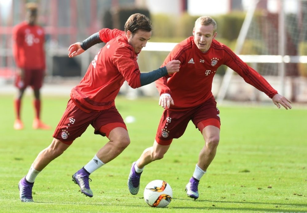 Bayern Munichs midfielder Mario Goetze (L) and Bayern Munichs midfielder Sebastian Rode attend a training session of the German first division Bundesliga team in Munich, southern Germany, on March 8, 2016