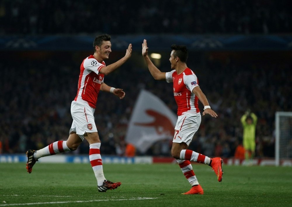 Os contratos de Özil e Alexis com o Arsenal expiram em 2018. AFP