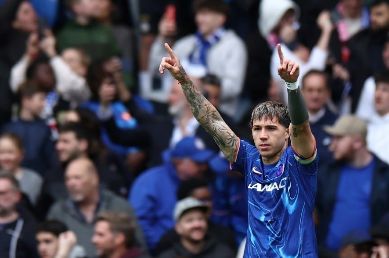 Chelsea beat champions Liverpool to boost top five bid