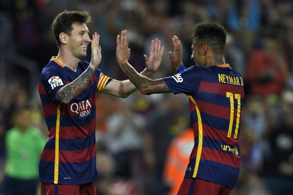 Neymar y Messi celebran un tanto con el Barcelona. Twitter