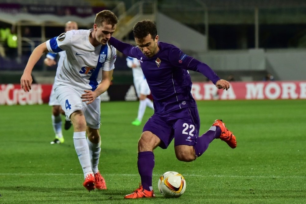 Fiorentinas Giuseppe Rossi (R) fights for the ball with Lech Poznans Tomasz Kedziora during their UEFA Europa League match, at the Artemio Franchi stadium in Florence, on October 22, 2015