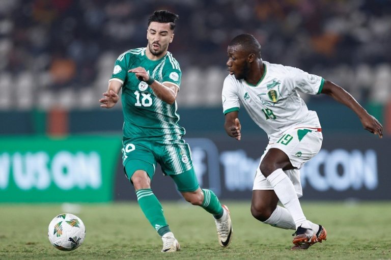 Amoura solo se disfraza de Haaland con Argelia