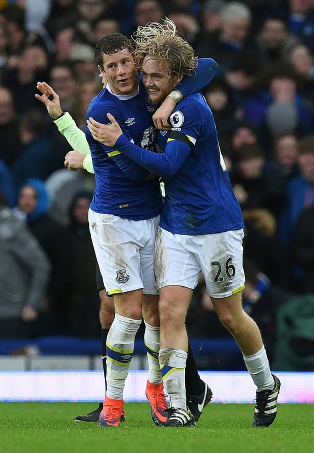 The Everton players are celebrating their victory. AFP