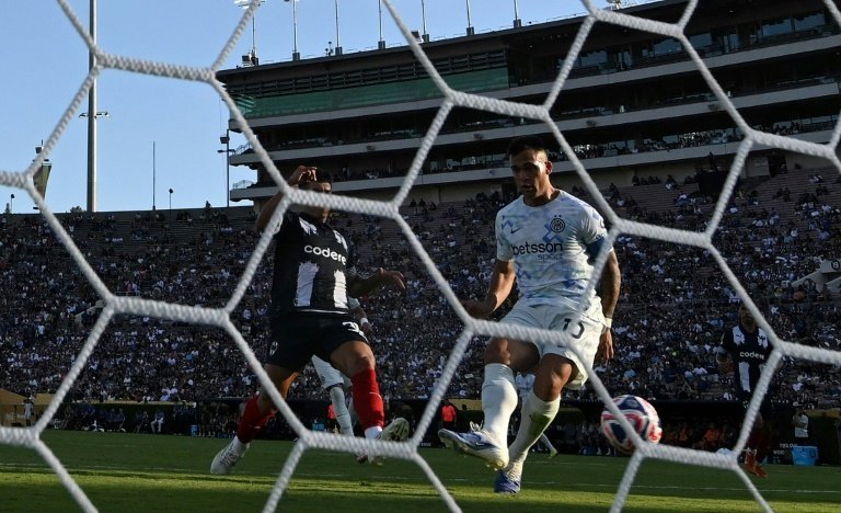 Lautaro Martínez respondió al cabezazo de Sergio Ramos. AFP