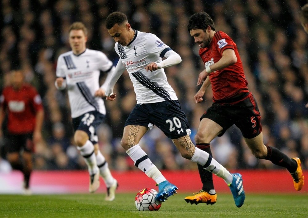 Dele Alli (C) was challenged by West Bromwich Albion's midfielder Claudio Yacob (R). BeSoccer