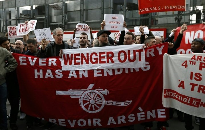 Les supporters d'Arsenal demandent le départ de Wenger