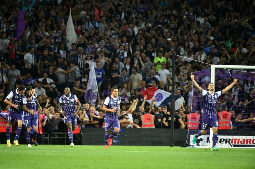 Toulouses Swedish midfilder Jimmy Durmaz (2ndL) and teammates celebrate ater he scored the second goal during the French L1 football match Toulouse vs Paris Saint-Germain