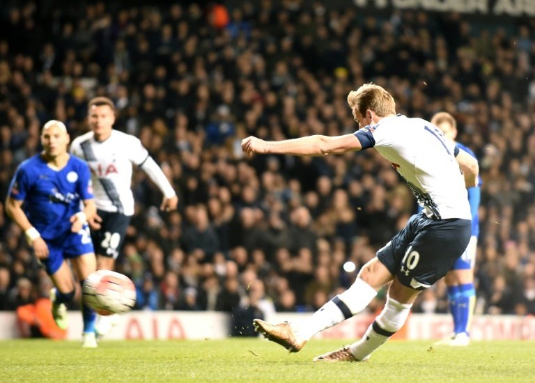 Late Kane penalty keeps Spurs in FA Cup