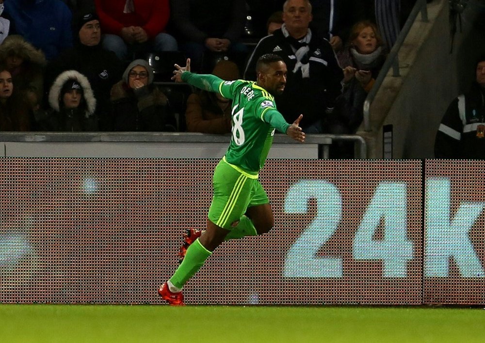 El delantero del Sunderland Jermain Defoe celebra su segundo gol al Swansea. AFP