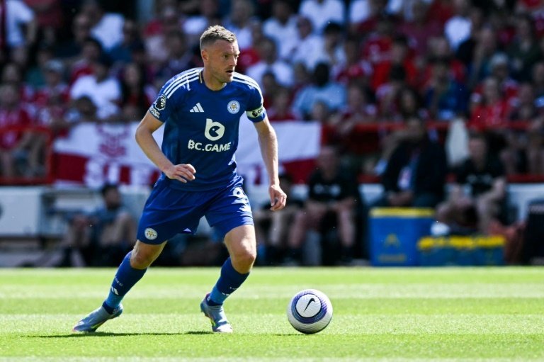 Jamie Vardy signs off in style with 200th Leicester goal