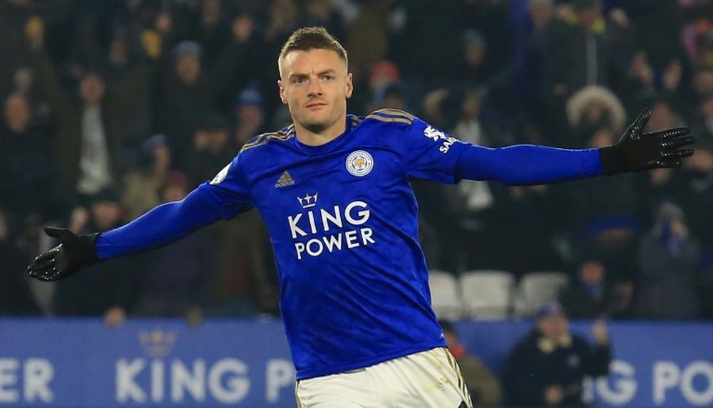 Jamie Vardy se mantém no topo da lista de artilheiros da Premier League. AFP