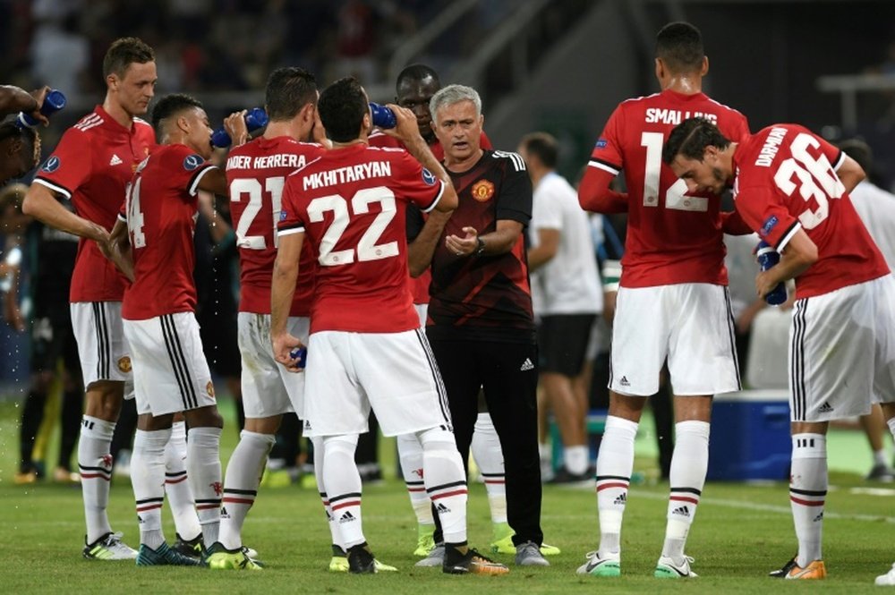 Manchester Uniteds manager Jose Mourinho (C) gives his instructions. AFP